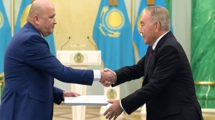 سفیر تازه تعیین شده تاجیکستان استوارنامه  خود را به نظربایف تقدیم کرد