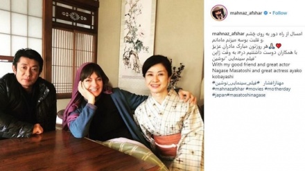 イラン人女優が、日本人キャストと写真撮影