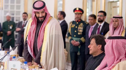 Dari Iran, Imran Khan Bertolak ke Riyadh 