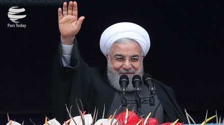 Le président Rohani se joint aux rassemblements de la révolution islamique