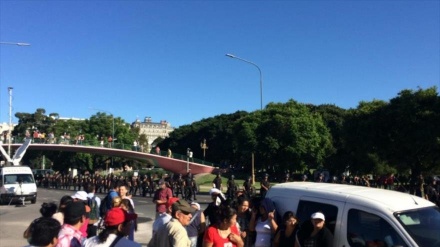 Policía argentina reprime marcha contra plan golpista en Venezuela+video
