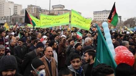 حضور پرشور مهاجران افغانستانی در میان جمعیت راهپیمایان 22 بهمن