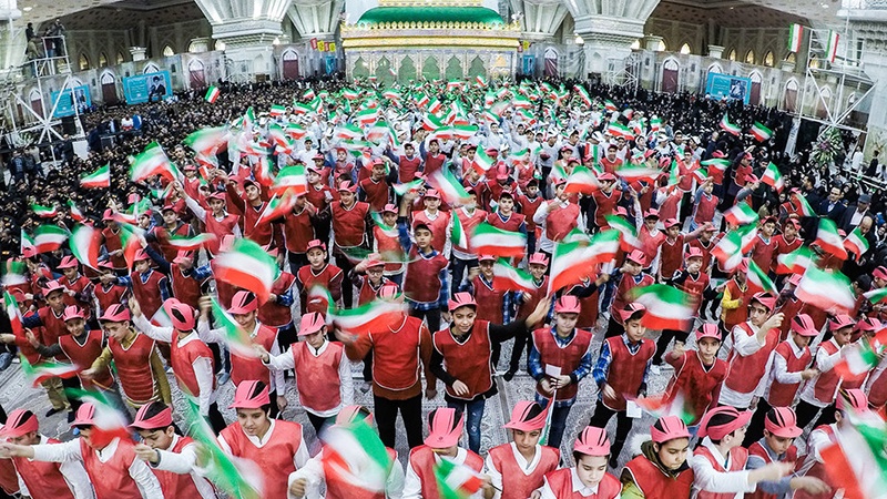 イスラム革命記念週間を祝う生徒たち