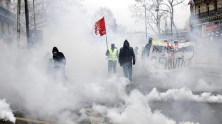 Gilet gialli: nuovi scontri a Parigi, c'è almeno un ferito