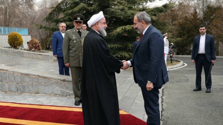 イラン大統領が、アルメニア首相を正式に歓迎（動画）