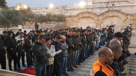 Warga Palestina Shalat Maghrib di Bab al-Rahmah