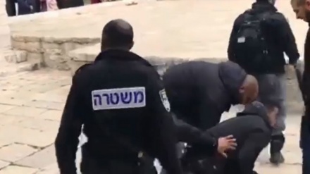 Pasukan Zionis Aniaya Jemaah Shalat Palestina