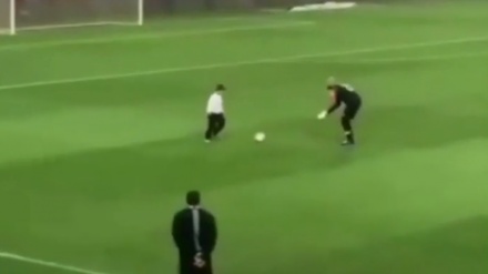 サッカーの試合での珍場面；試合中にサウジ皇太子の息子がピッチに入場（動画）