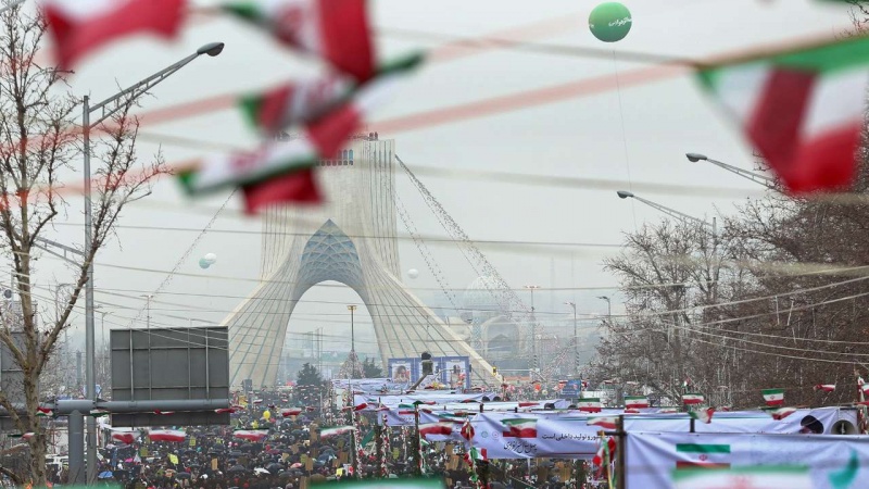 Aksi pawai merayakan kemenangan Revolusi Islam di Bundaran Azadi Tehran.