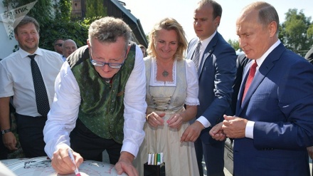 Venduta all’asta automobile autografata da Putin per 20.000 euro