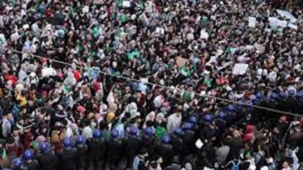 Algeria: monito generale a manifestanti