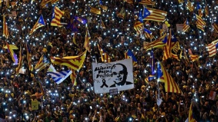 Spain: Pro-independence march against Catalan politicians’ trial