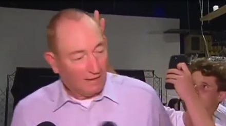 Senator Australia Diserang dengan Telur (2)