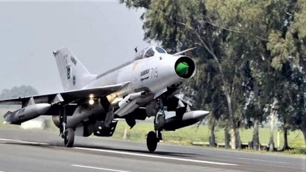 हाईवे पर युद्धक विमान उतारने के अभ्यास क्यों कर रहा है पाकिस्तान?!