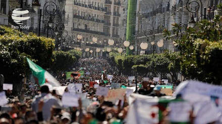 Algeria: in migliaia manifestano contro Bouteflika
