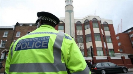 Attackers abuse Muslims, assault worshiper outside a London mosque