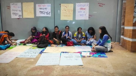 আলটিমেটাম দিয়ে অনশন স্থগিত করলেন ঢাকা বিশ্ববিদ্যালয়ের ৫ ছাত্রী