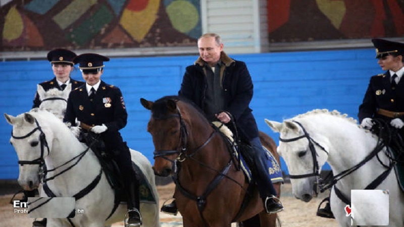 Путин Миллий гвардия қомондонлик марказига ташриф буюрди (фотожамланма)
