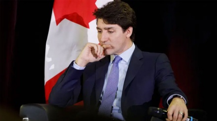 নিজের ছবিকে বর্ণবাদী স্বীকার করে ক্ষমা চাইলেন কানাডার প্রধানমন্ত্রী