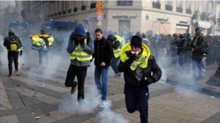 法国警察用催泪瓦斯驱散巴黎抗议者