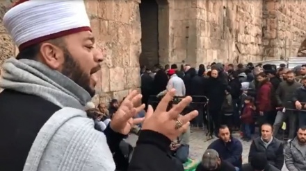 Dilarang Masuk, Warga Palestina Shalat Jumat di Bab al-Asbat