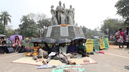 প্রো-ভিসির আশ্বাসে অনশন ভাঙলেন ঢাকা বিশ্ববিদ্যালয়ের শিক্ষার্থীরা