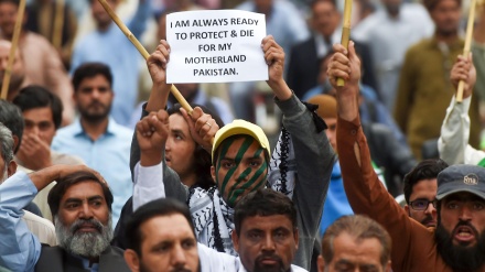 Paquistaníes portan réplica de un misil en protesta anti-La India