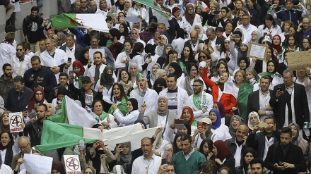 Algeria: migliaia in piazza contro Bouteflika