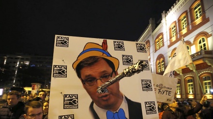 Serbia, in migliaia in piazza a Belgrado contro presidente Vucic