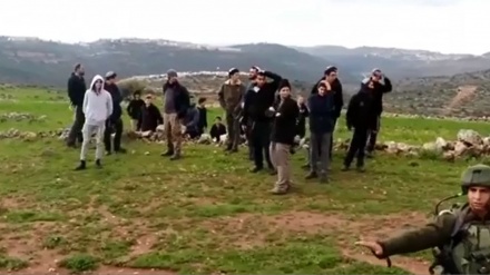 Pemukim Zionis Menyerbu Warga Desa al-Mazraa    