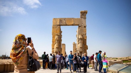 Wisatawan Nowruz Banjiri Takht-e Jamshid (1)