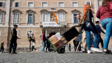 Torra mantiene la pancarta con lazo amarillo en la Generalitat