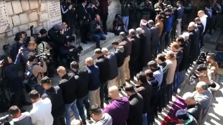 Shalat Jumat di Bab al-Asbat