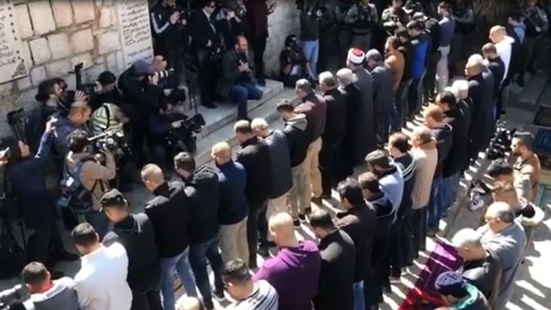 Shalat Jumat di Bab al-Asbat.