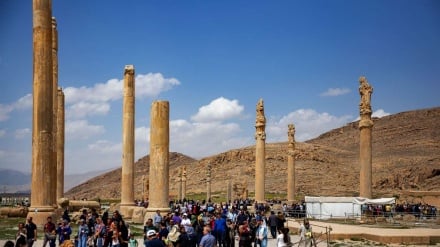 Wisatawan Nowruz Banjiri Takht-e Jamshid (2)