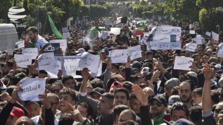 Cezayirli öğrenciler Buteflika'nın adaylığını protesto ediyor