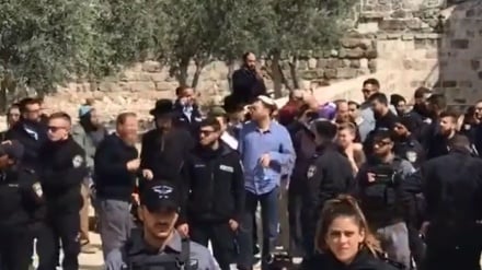 Pemukim Zionis Mendekati Bab al-Rahmah