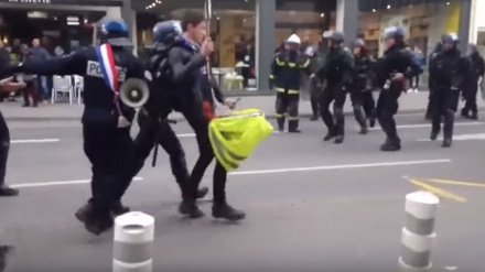 フランス警察が抗議者を襲撃する様を撮影した動画が公開 （動画）