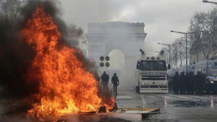 Parigi brucia e Macron scia, destra attacca