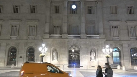 Retiran el lazo amarillo del Ayuntamiento de Barcelona