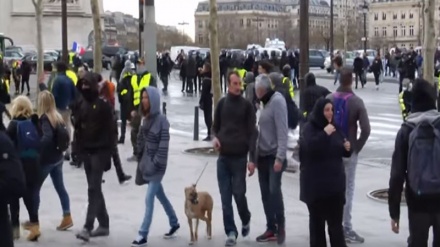 Gilets jaunes : canons à eau sur les Champs-Élysées