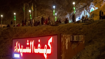 Doa di Kahf al-Shohada Tehran Menjelang Pergantian Tahun