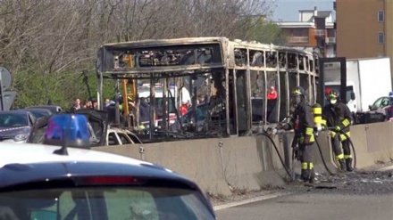 51 schoolchildren flee hijacked bus in Italy