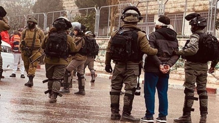 Serdadu Zionis Aniaya dan Tangkap Pemuda Palestina