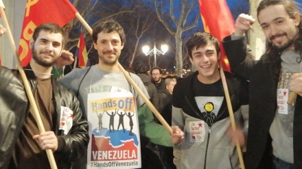 Manifiestan en Madrid en rechazo a intervención de EEUU en Venezuela(Video+fotos)