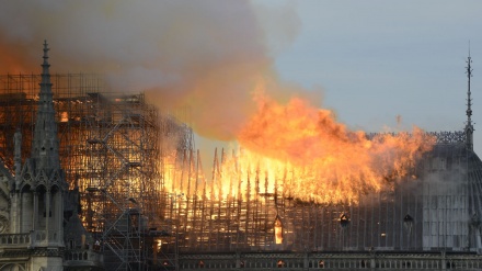 Dilalap Api, Sebagian Besar Gereja Notre Dame Paris Rusak