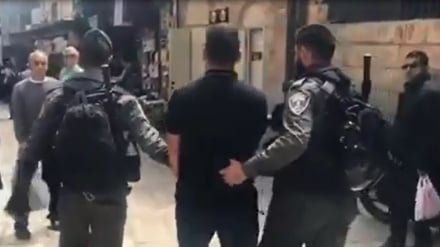 Polisi Zionis Aniaya Abu Asab di Depan Keluarganya