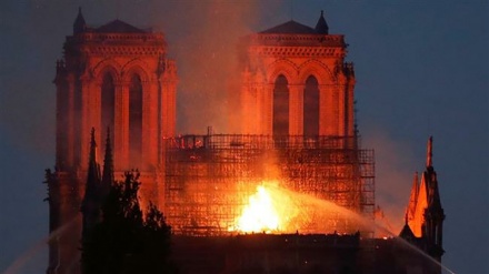 पेरिस का मशहूर गिरजाघर नोट्रे डेम कैथेड्रल आग लगने से तबाह + देखें वीडियो