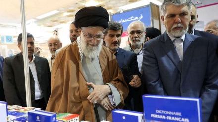 イラン最高指導者が、テヘラン国際書籍見本市を視察 （動画）