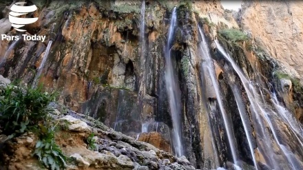 Keindahan Air Terjun Margoon di Provinsi Fars